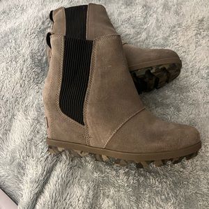 Hunter green suede Sorel boots 5.5